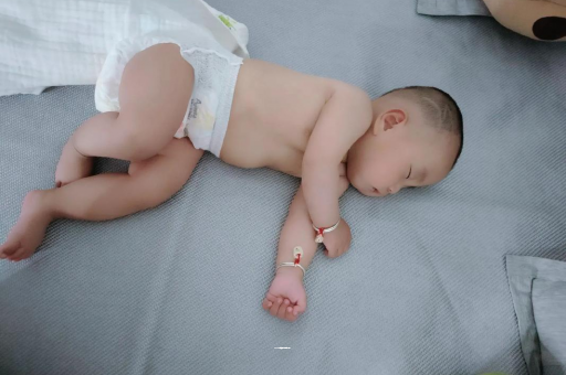 东方没满月的宝宝